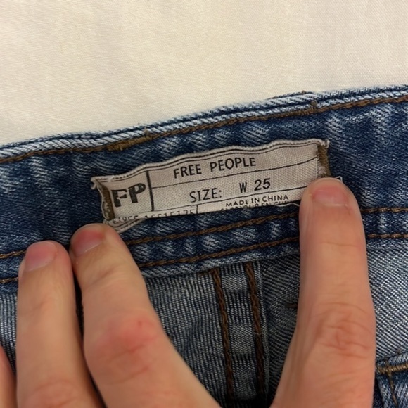 FREE PEOPLE DISTRESSED KNEE SKINNY JEANS - Size 25 - Picture 6 of 10